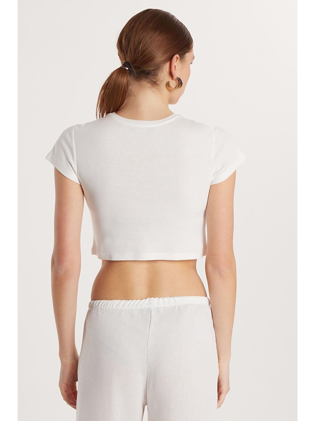 Kadın Slim Fit Dar Kesim %100 Pamuk Bisiklet Yaka Baskılı Beyaz Crop Tişört-4