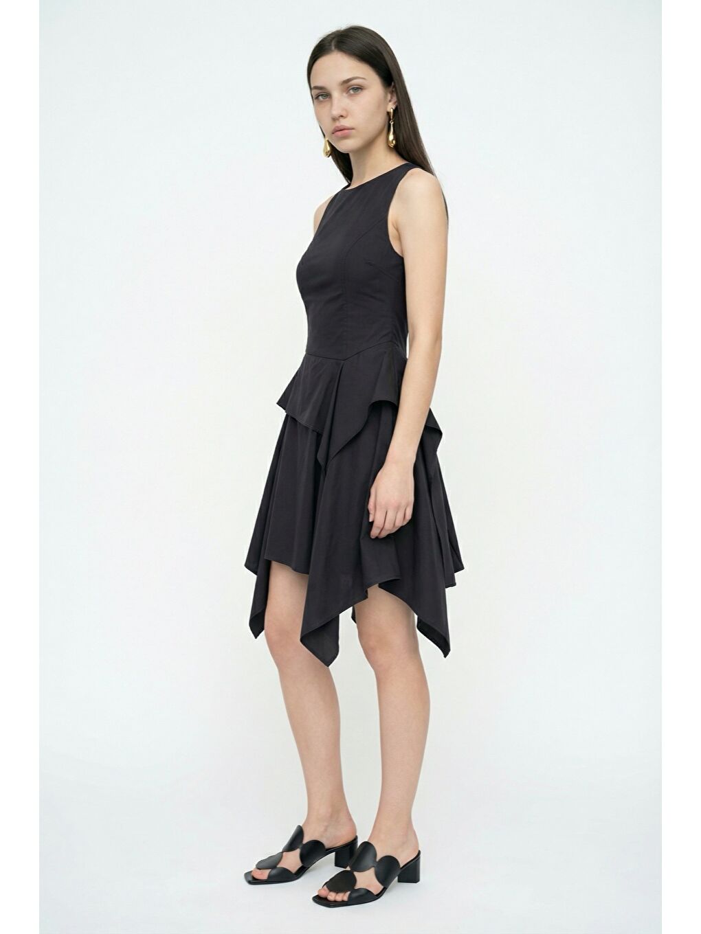 Asimetrik Volanlı Kolsuz Mini Elbise Siyah-1