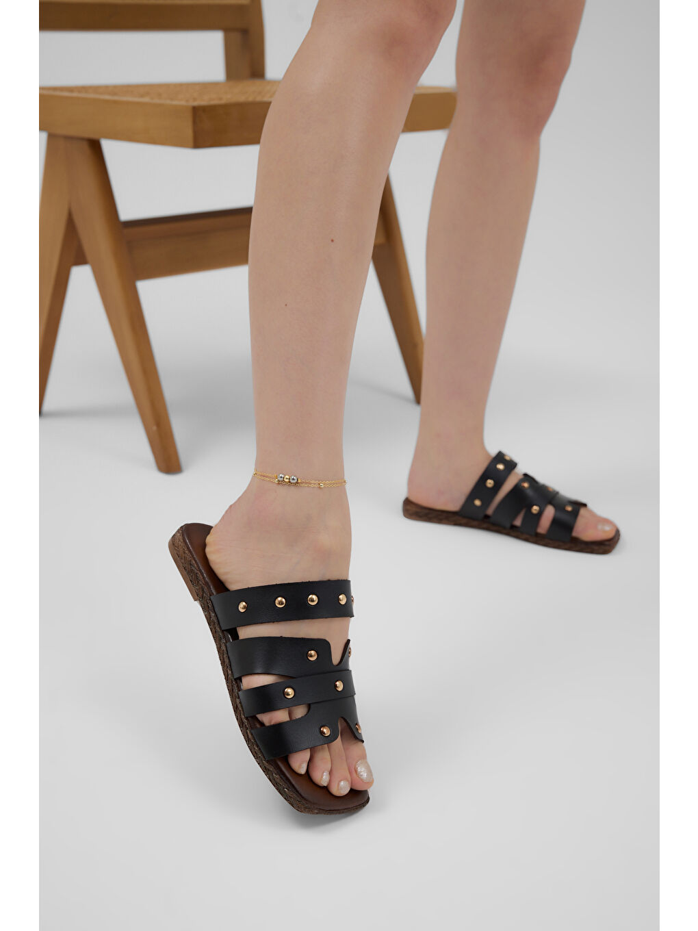 Kadın Siyah Termo Taban Düz Toka Detaylı Terlik-3