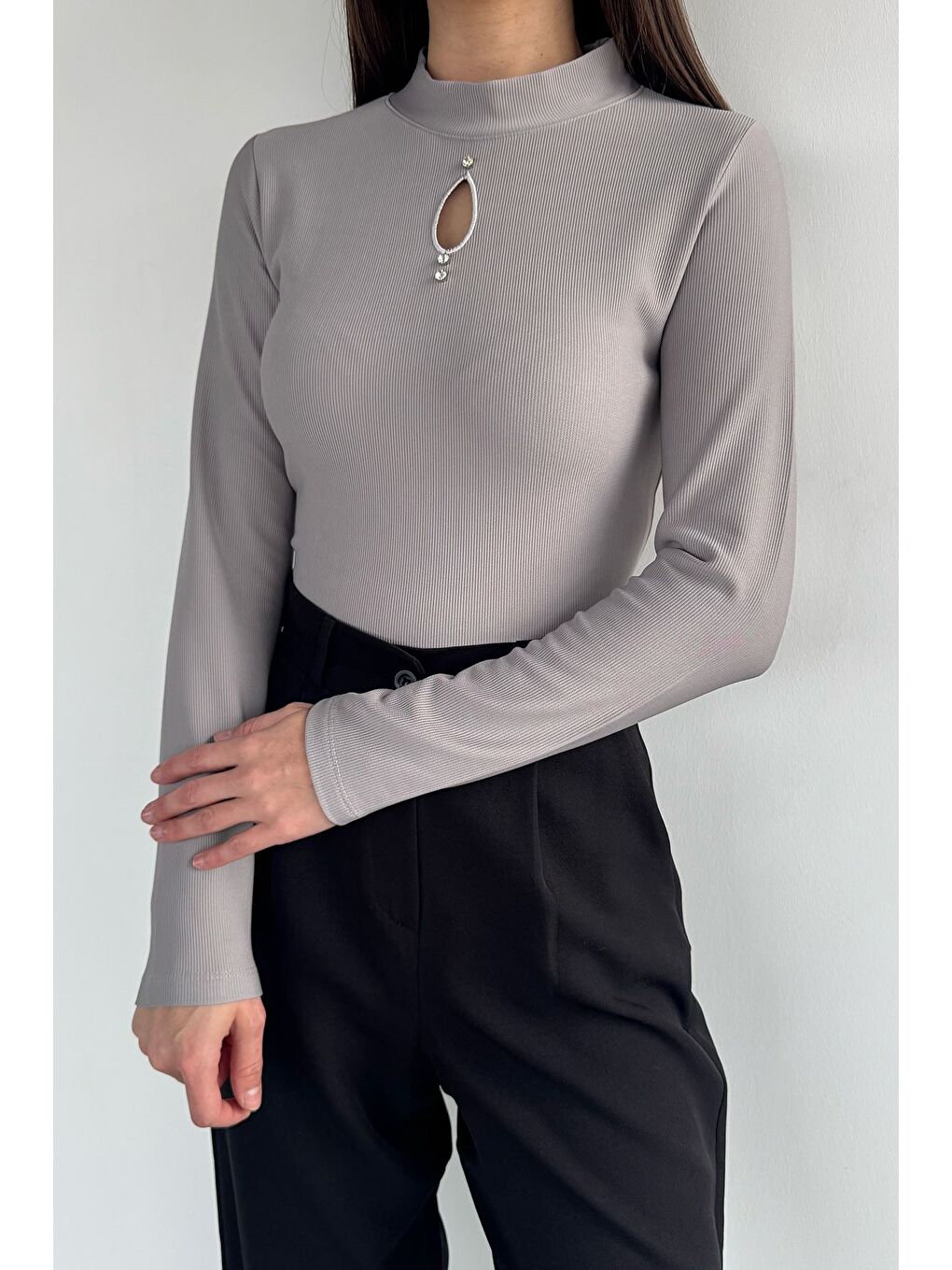 Gri Kadın Ön Pencere Detaylı Kendinden Desenli Bluz