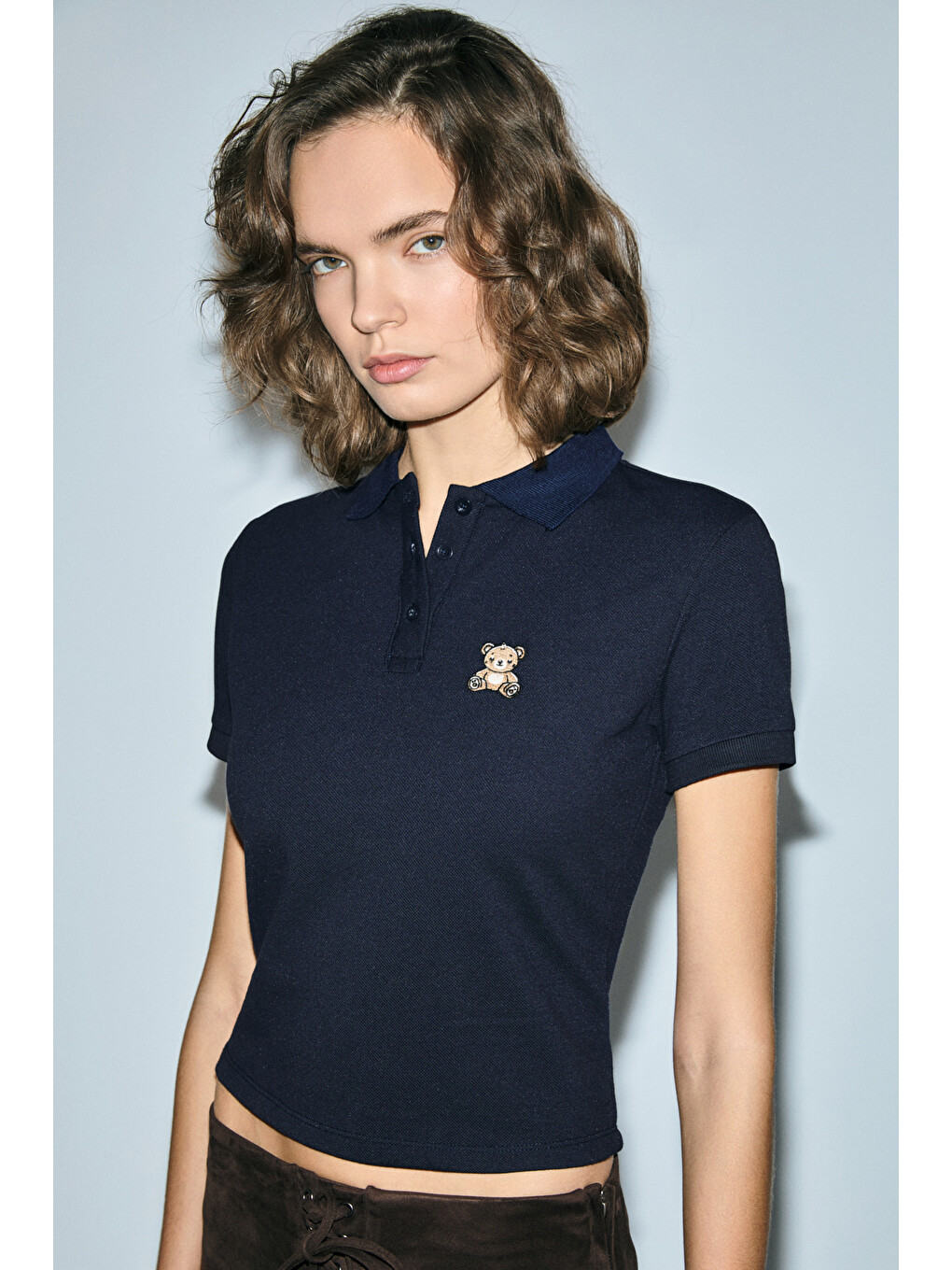 Solvıa Kadın Polo Yaka Patlı Düğmeli Kısa Kollu Önde Nakış Detaylı Crop Lacivert T-shirt-2