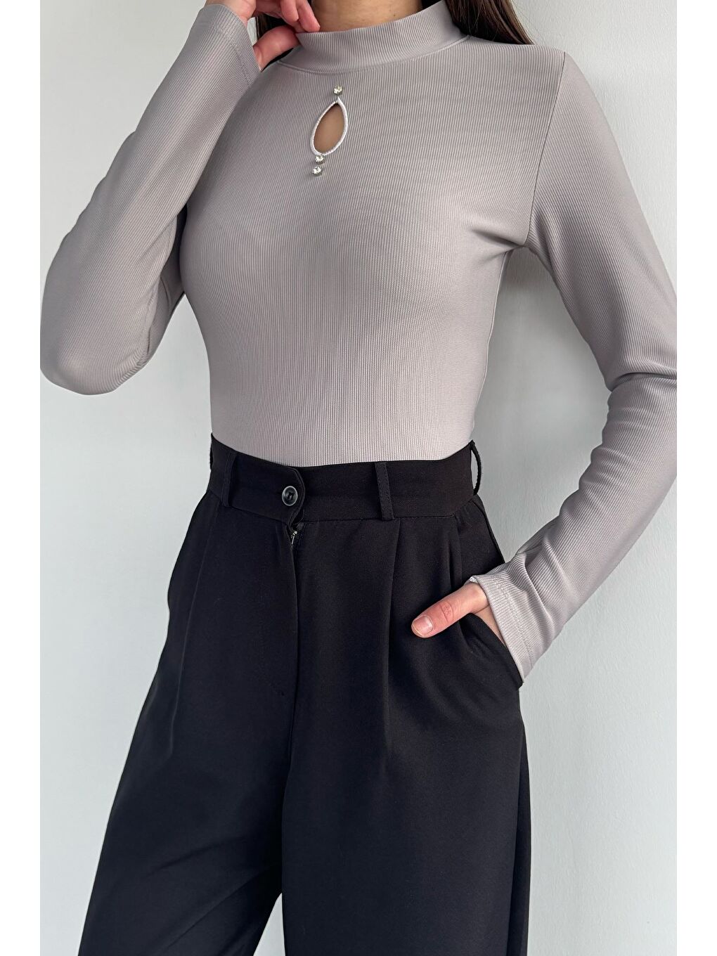 Gri Kadın Ön Pencere Detaylı Kendinden Desenli Bluz-1