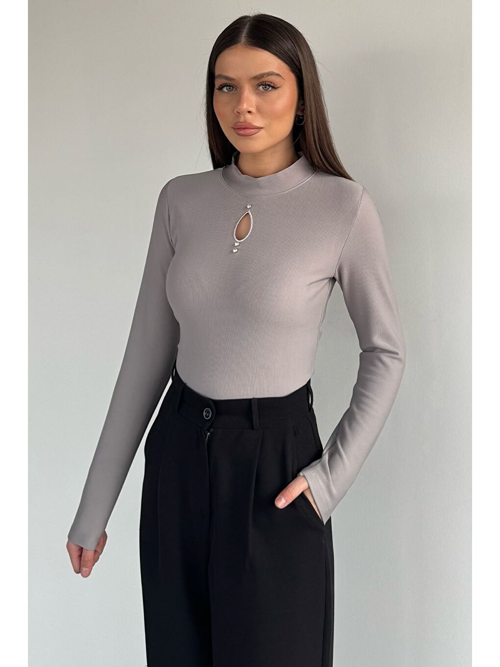 Gri Kadın Ön Pencere Detaylı Kendinden Desenli Bluz-2