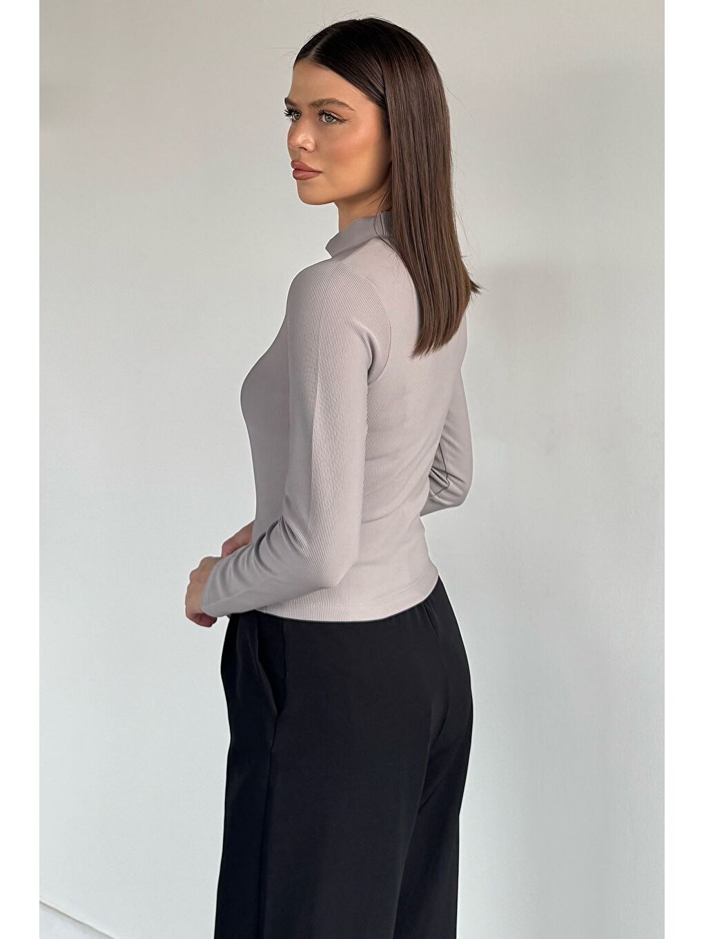 Gri Kadın Ön Pencere Detaylı Kendinden Desenli Bluz-3