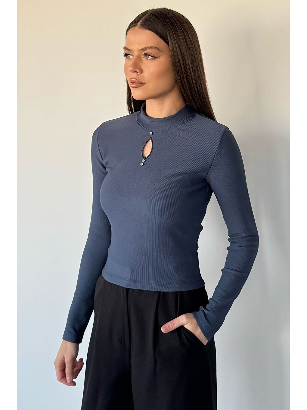 İndigo Kadın Ön Pencere Detaylı Kendinden Desenli Bluz-1