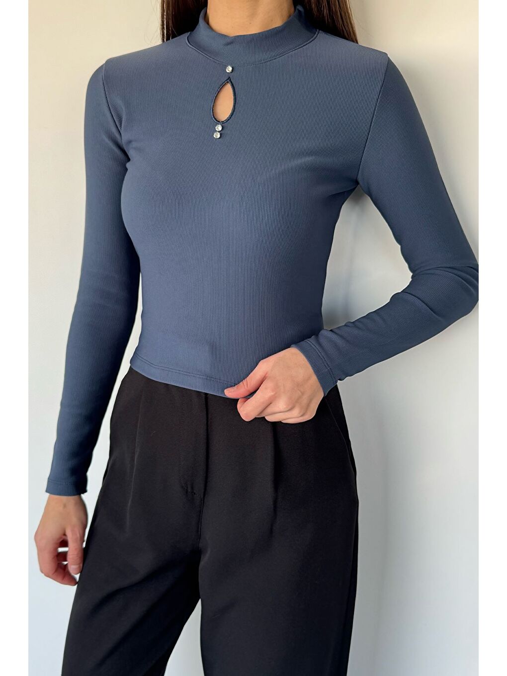 İndigo Kadın Ön Pencere Detaylı Kendinden Desenli Bluz-2