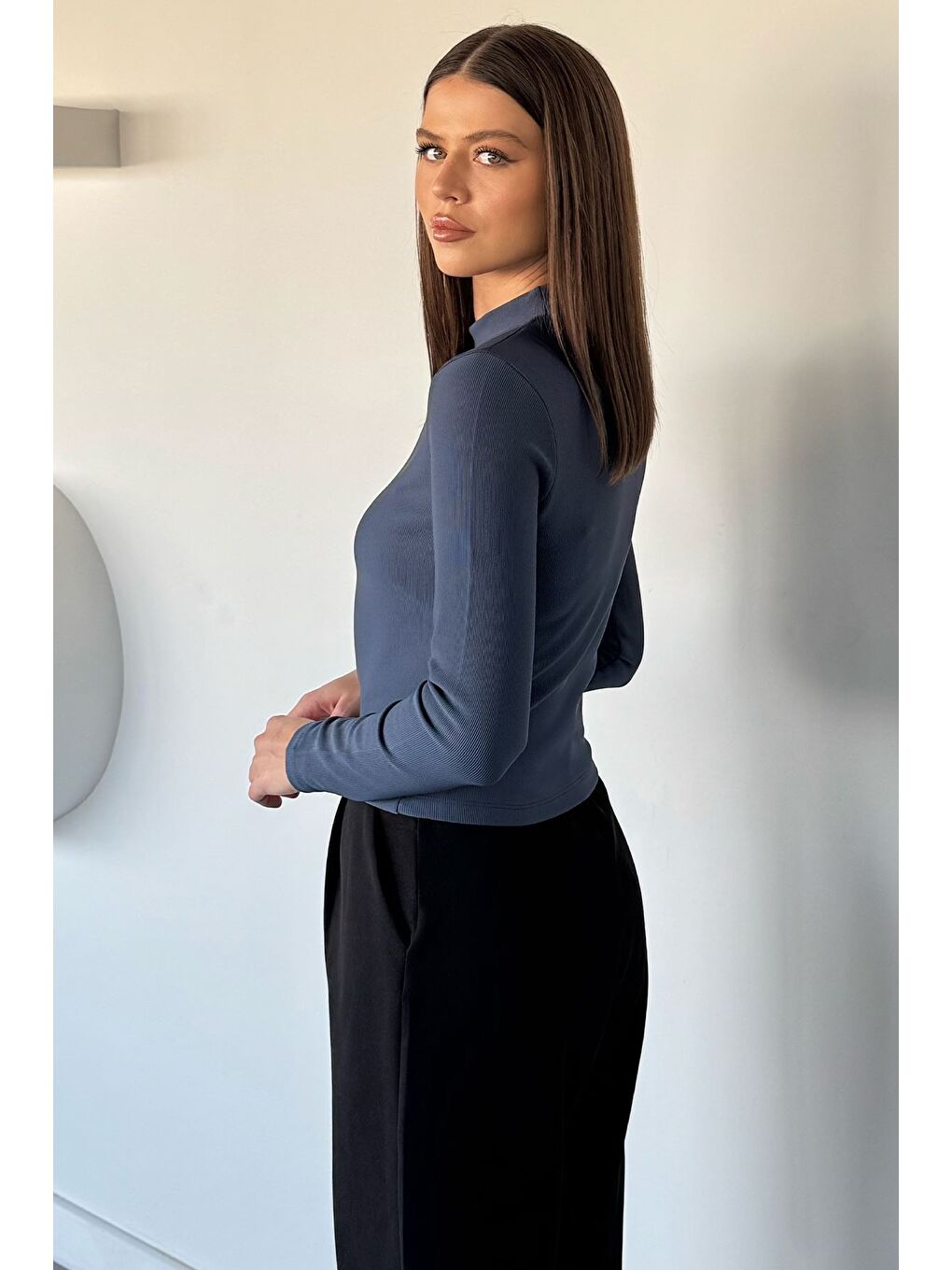 İndigo Kadın Ön Pencere Detaylı Kendinden Desenli Bluz-3