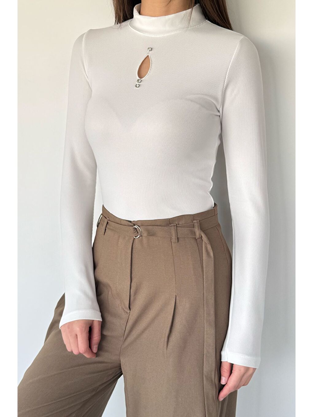 Ekru Kadın Ön Pencere Detaylı Kendinden Desenli Bluz