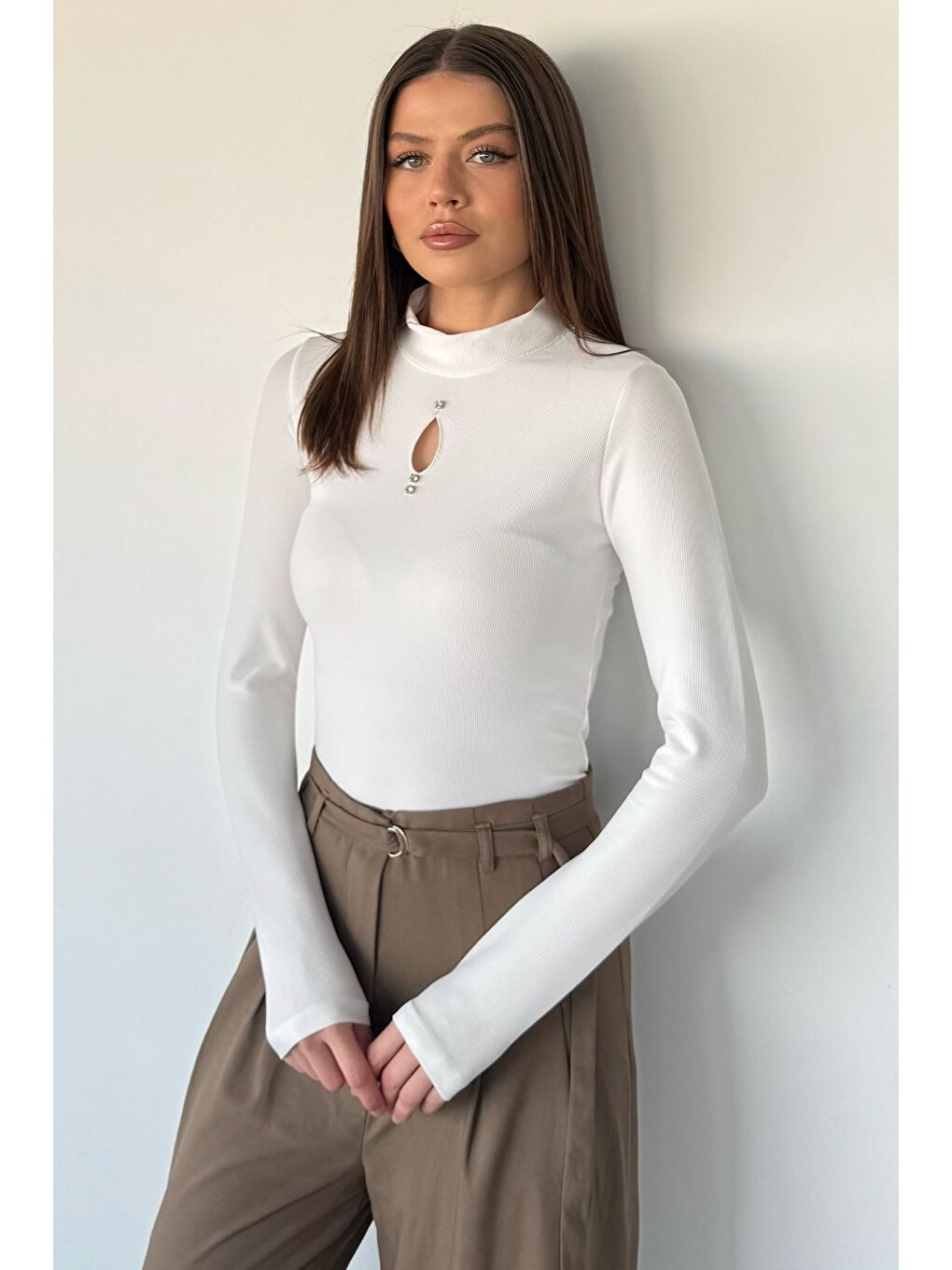 Ekru Kadın Ön Pencere Detaylı Kendinden Desenli Bluz-1