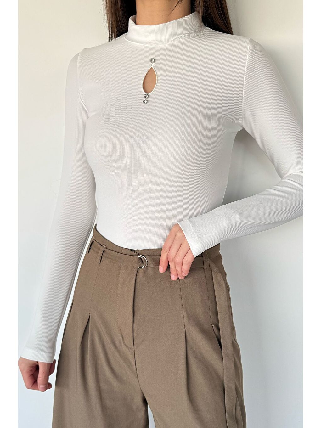 Ekru Kadın Ön Pencere Detaylı Kendinden Desenli Bluz-2