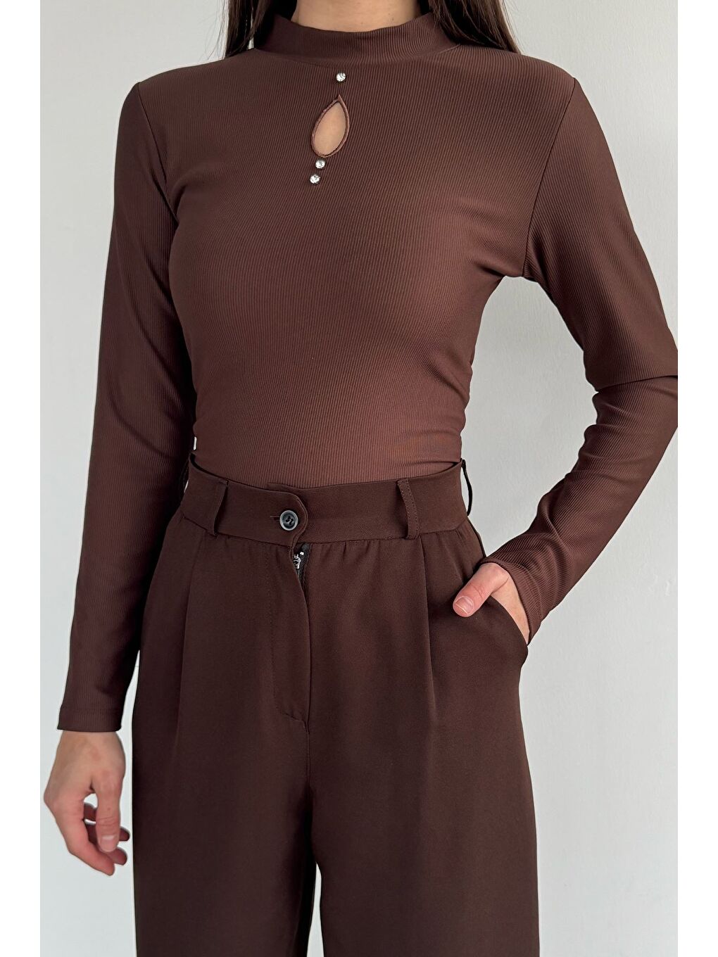 Kahverengi Kadın Ön Pencere Detaylı Kendinden Desenli Bluz-1