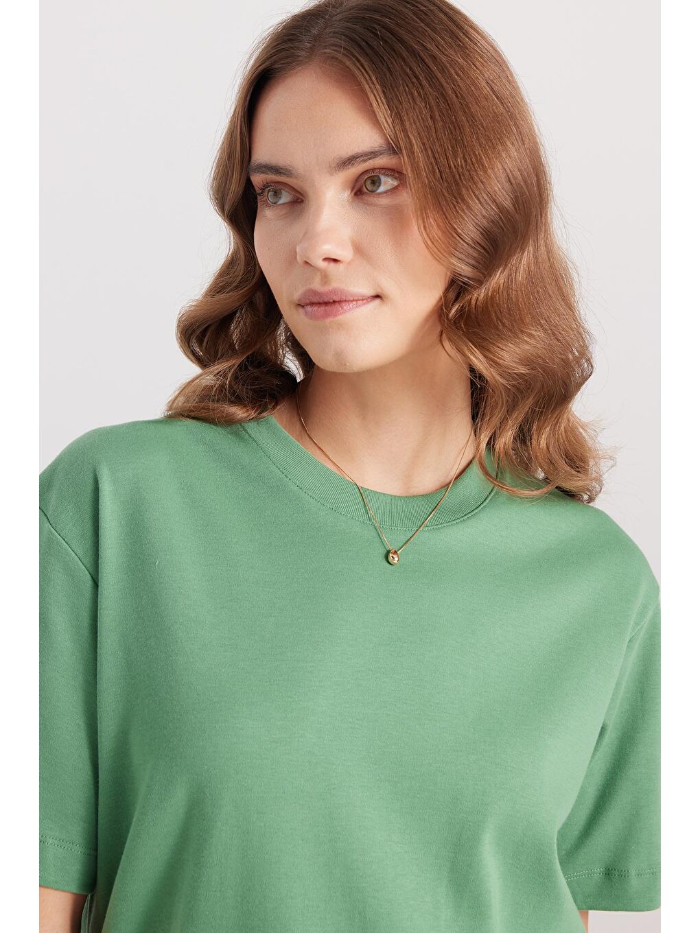 Kadın Relax Fit Rahat Kesim %100 Pamuk Yumuşak Dokulu Hafif Kalın Basic Bisiklet Yaka Yeşil Tişör