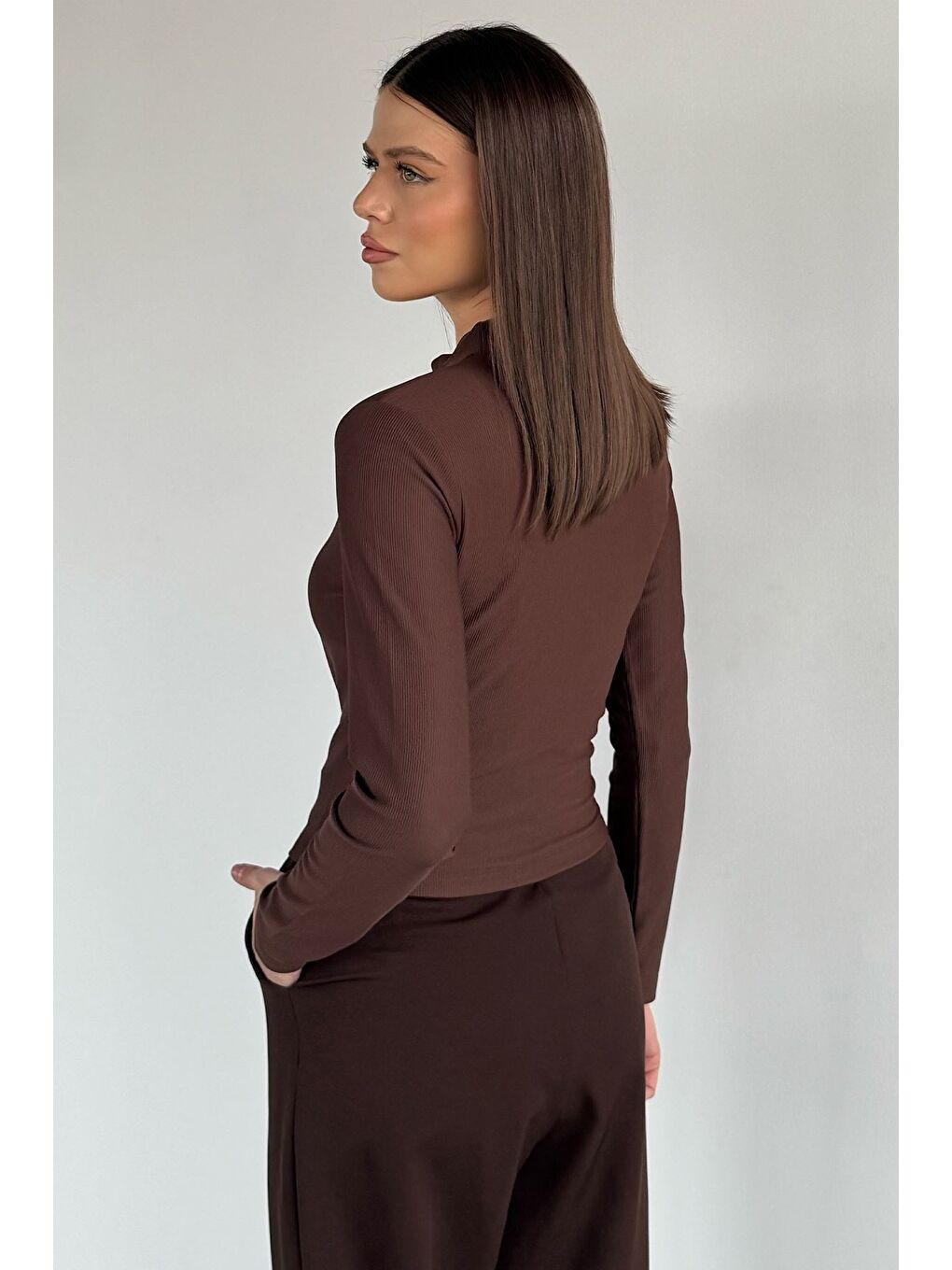 Kahverengi Kadın Ön Pencere Detaylı Kendinden Desenli Bluz-3