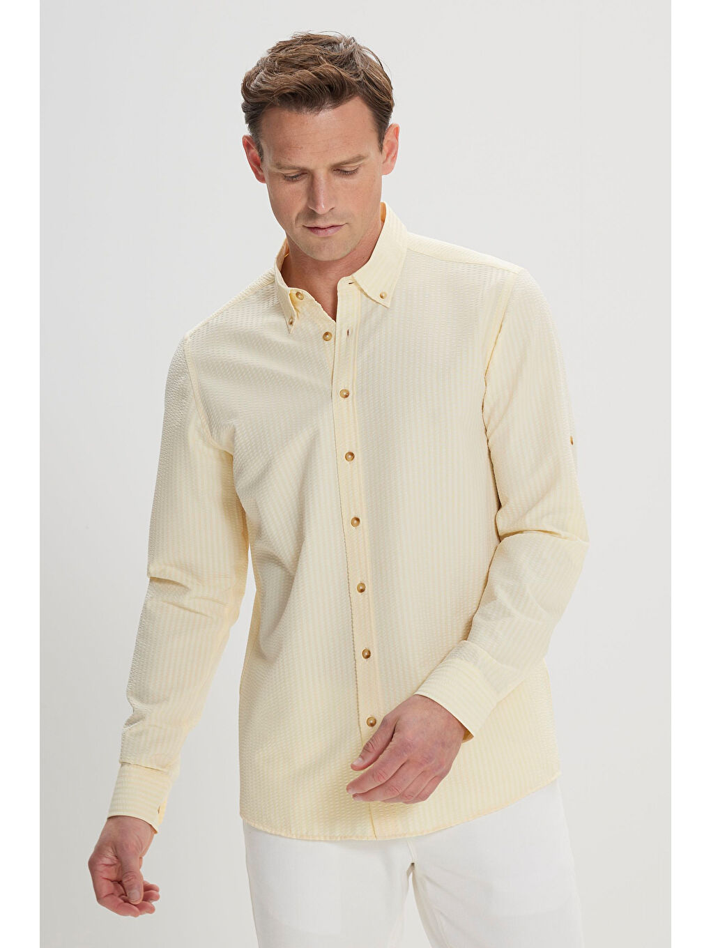 Erkek Sarı Slim Fit Dar Kesim Gofre Desenli Düğmeli Yaka Hafif Kumaş Gömlek