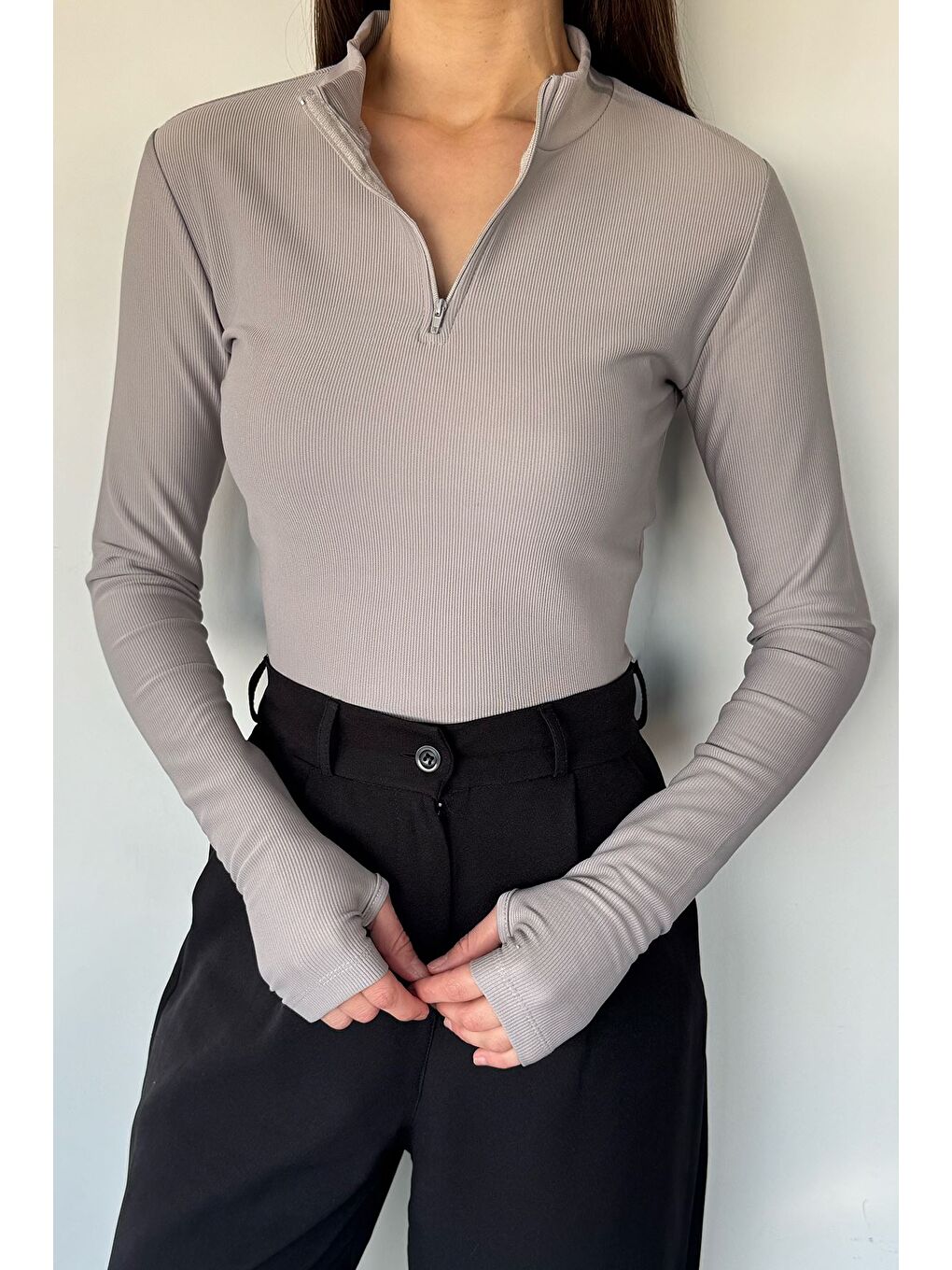 Gri Kadın Ön Yarım Fermuarlı Kendinden Çizgi Desenli Bluz-1
