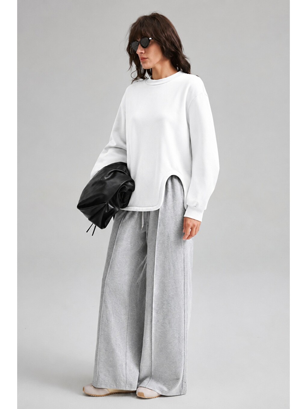 Beyaz Kadın Asimetrik Bisiklet Yaka 3 İplik Şardonlu Oversize Sweatshirt-1