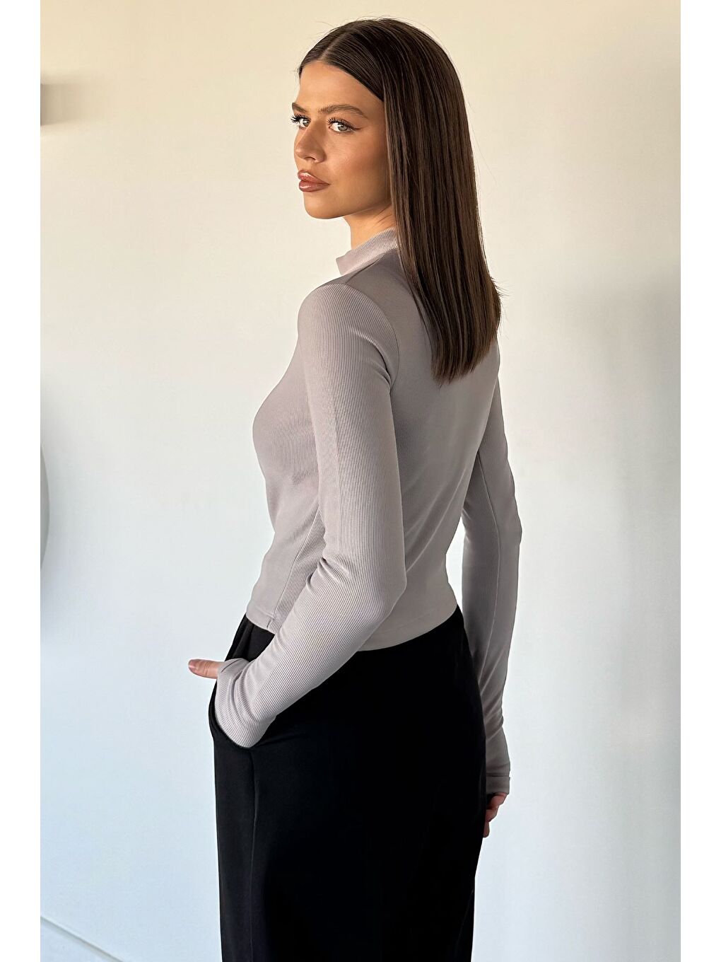 Gri Kadın Ön Yarım Fermuarlı Kendinden Çizgi Desenli Bluz-3