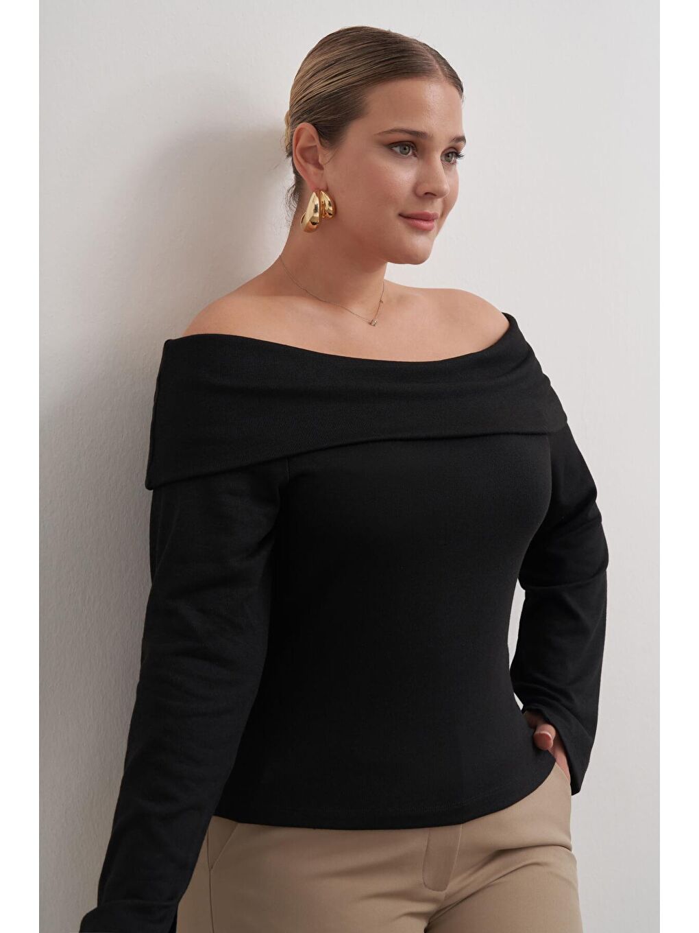 Siyah Açık Omuzlu Triko Bluz