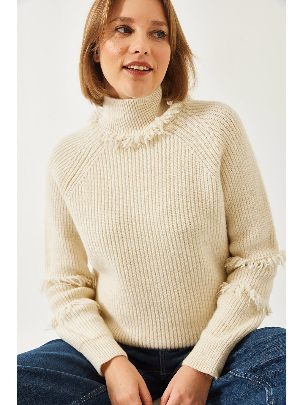 Ekru Kadın Yaka ve Kol Saçaklı Triko Kazak-1