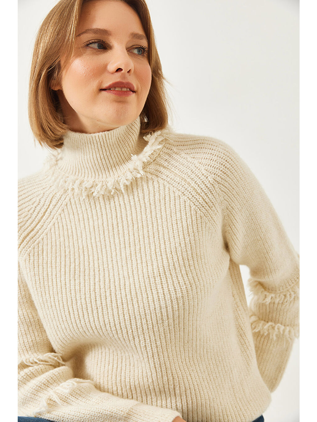 Ekru Kadın Yaka ve Kol Saçaklı Triko Kazak-2