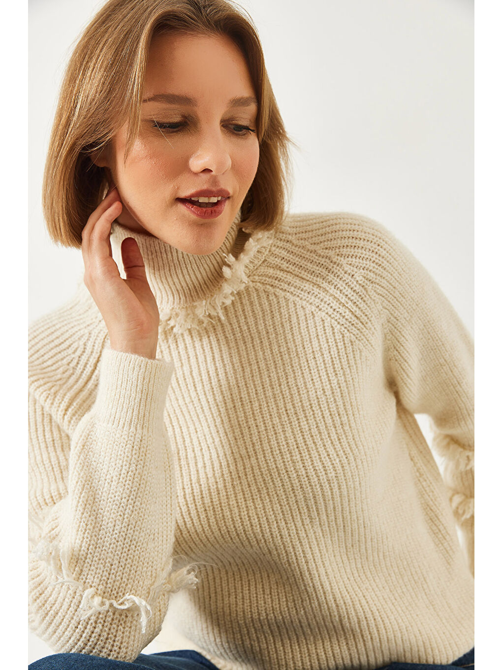 Ekru Kadın Yaka ve Kol Saçaklı Triko Kazak-3