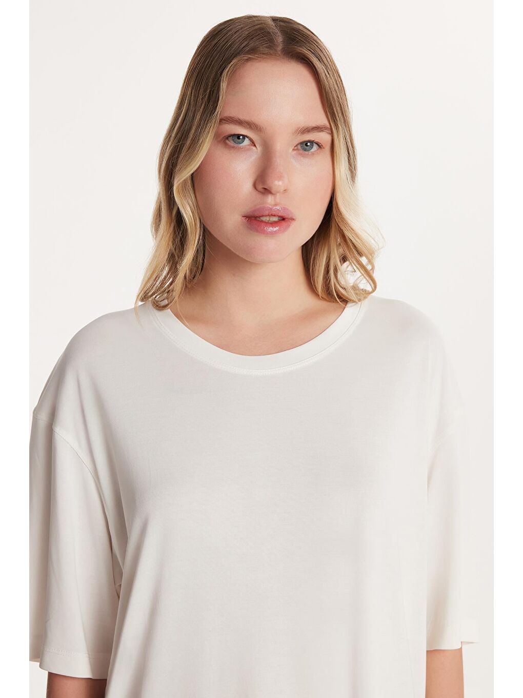 Kadın Modal Kumaş Regular Fit Kısa Kollu Bisiklet Yaka Ekru Tişört-1