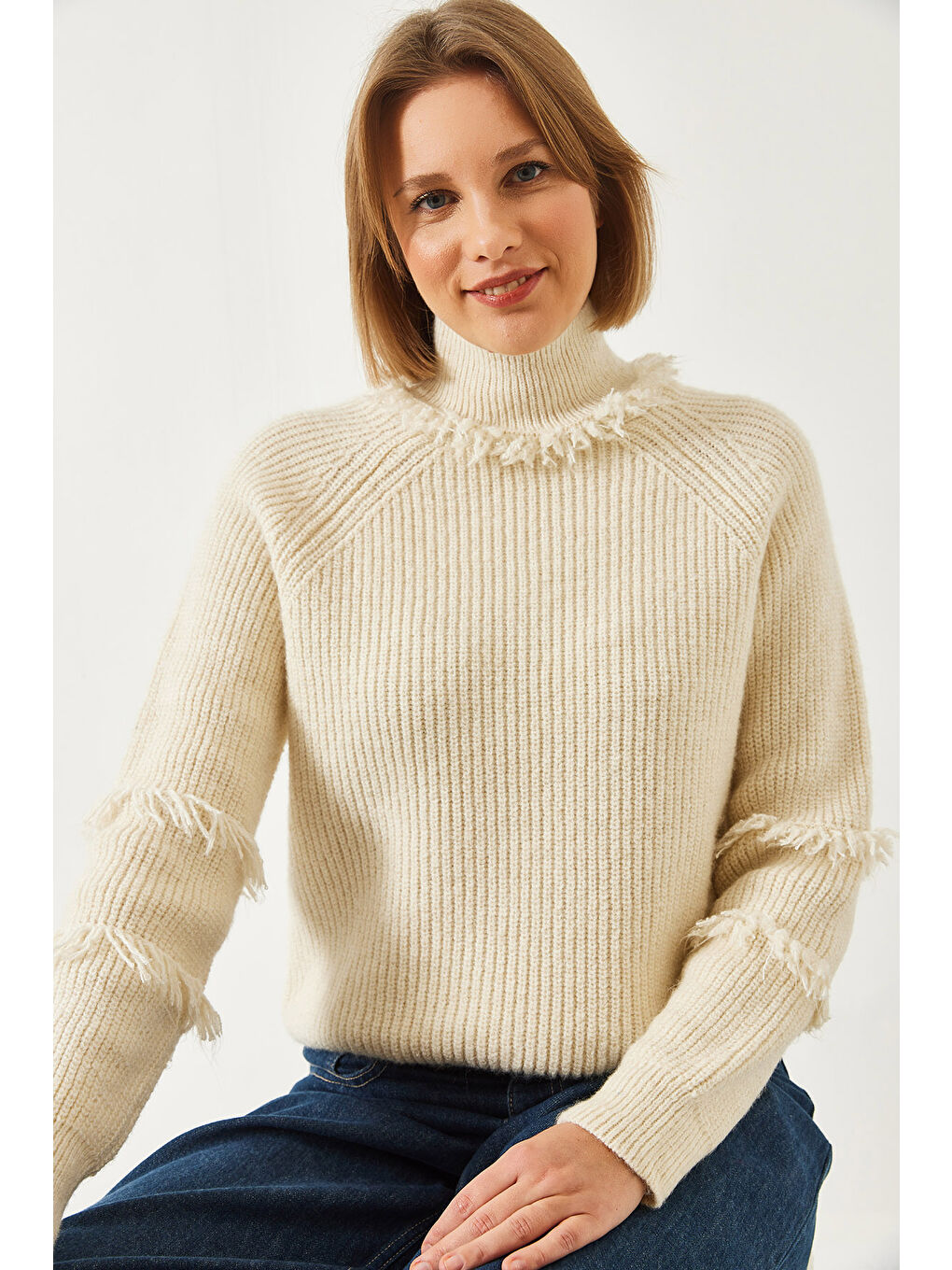 Ekru Kadın Yaka ve Kol Saçaklı Triko Kazak-4