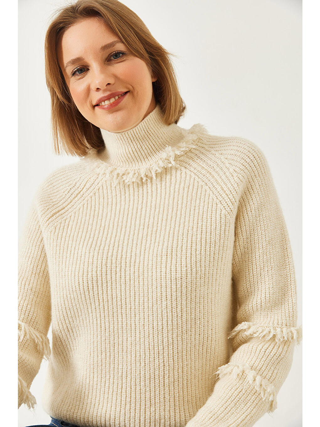 Ekru Kadın Yaka ve Kol Saçaklı Triko Kazak-5