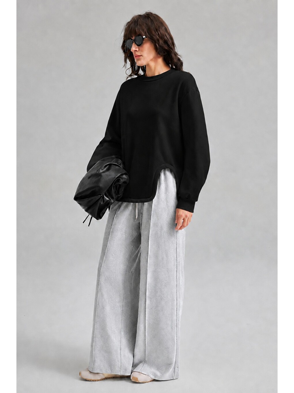 Siyah Kadın Asimetrik Bisiklet Yaka 3 İplik Şardonlu Oversize Sweatshirt-1