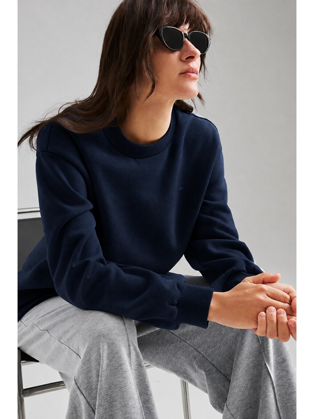 Lacivert Kadın Asimetrik Bisiklet Yaka 3 İplik Şardonlu Oversize Sweatshirt-2