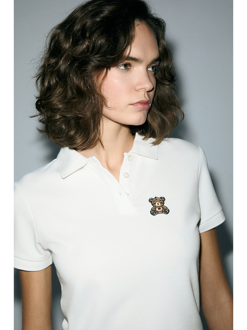 Solvıa Kadın Polo Yaka Patlı Düğmeli Kısa Kollu Önde Nakış Detaylı Crop Beyaz T-shirt-4
