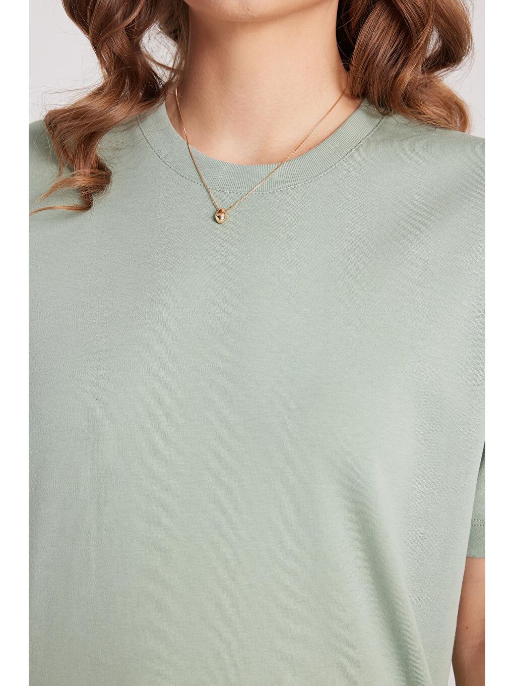 Kadın Relax Fit Rahat Kesim %100 Pamuk Yumuşak Dokulu Hafif Kalın Basic Bisiklet Yaka Yeşil Tişört-2