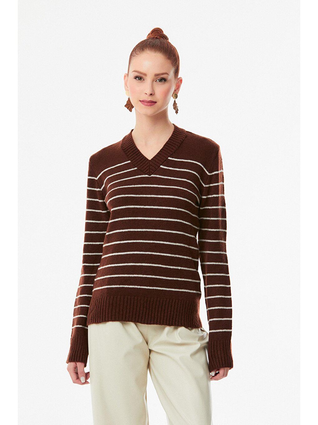 Kahverengi Çizgili V Yaka Triko Kazak