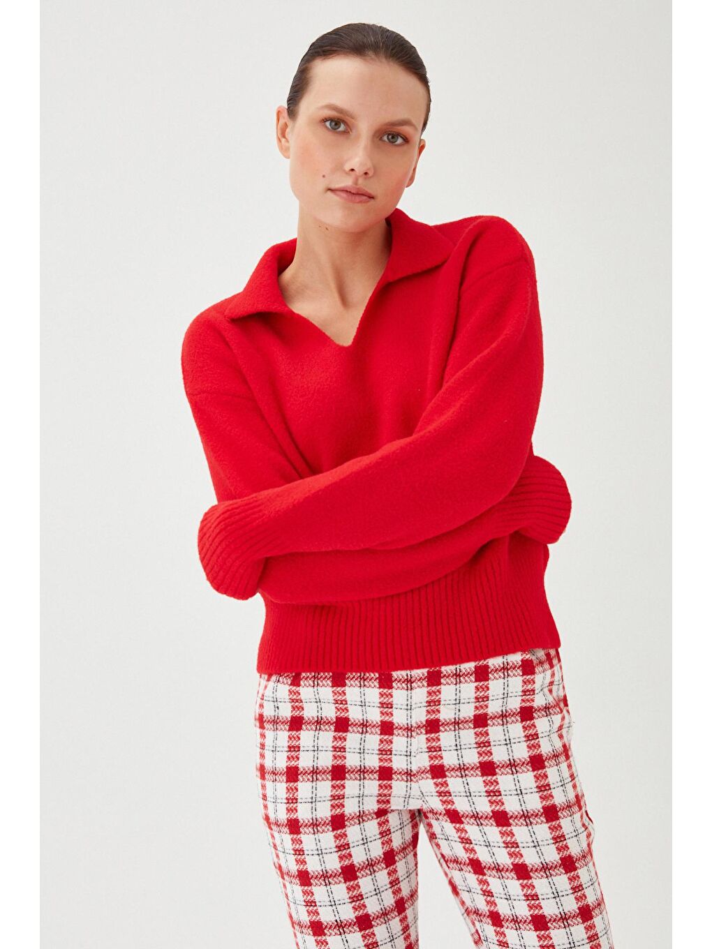 Kadın Kırmızı Polo Yaka Yumuşak Dokulu Şardonlu Triko Kazak