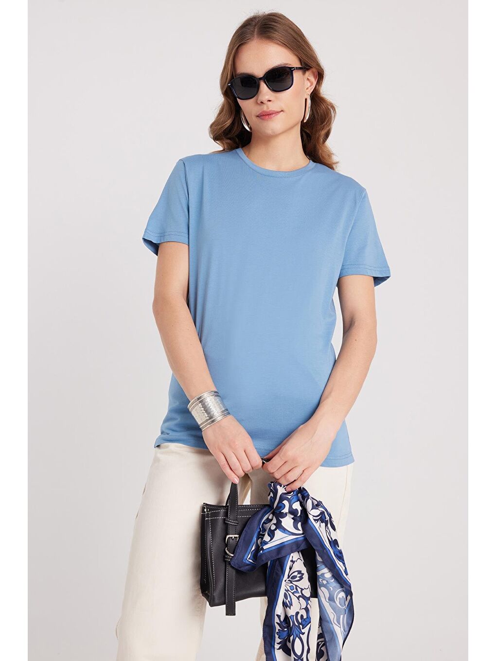 Kadın Bol Kesim Rahat Duruş %100 Pamuk Yumuşak Dokulu Mavi Bisiklet Yaka Tişört-3