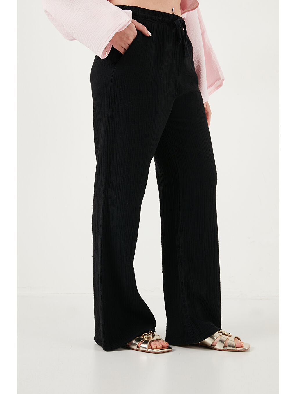 Siyah Pamuklu Comfort Fit Yüksek Bel Geniş Paça Kadın Pantolon 668YP5540-4