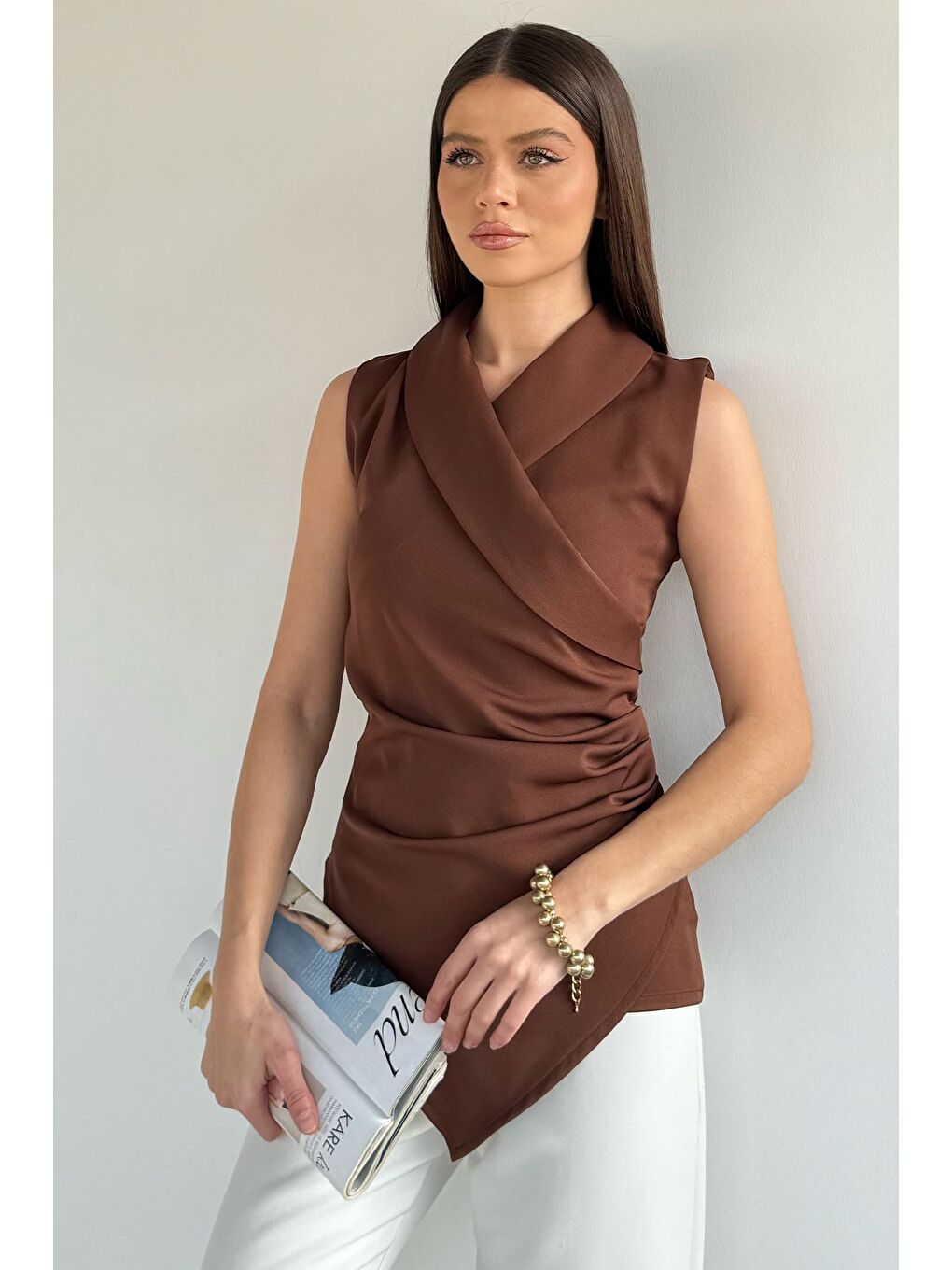 Kahverengi Kadın Kruvaze Yaka Drape Detaylı Asimetrik Bluz-1