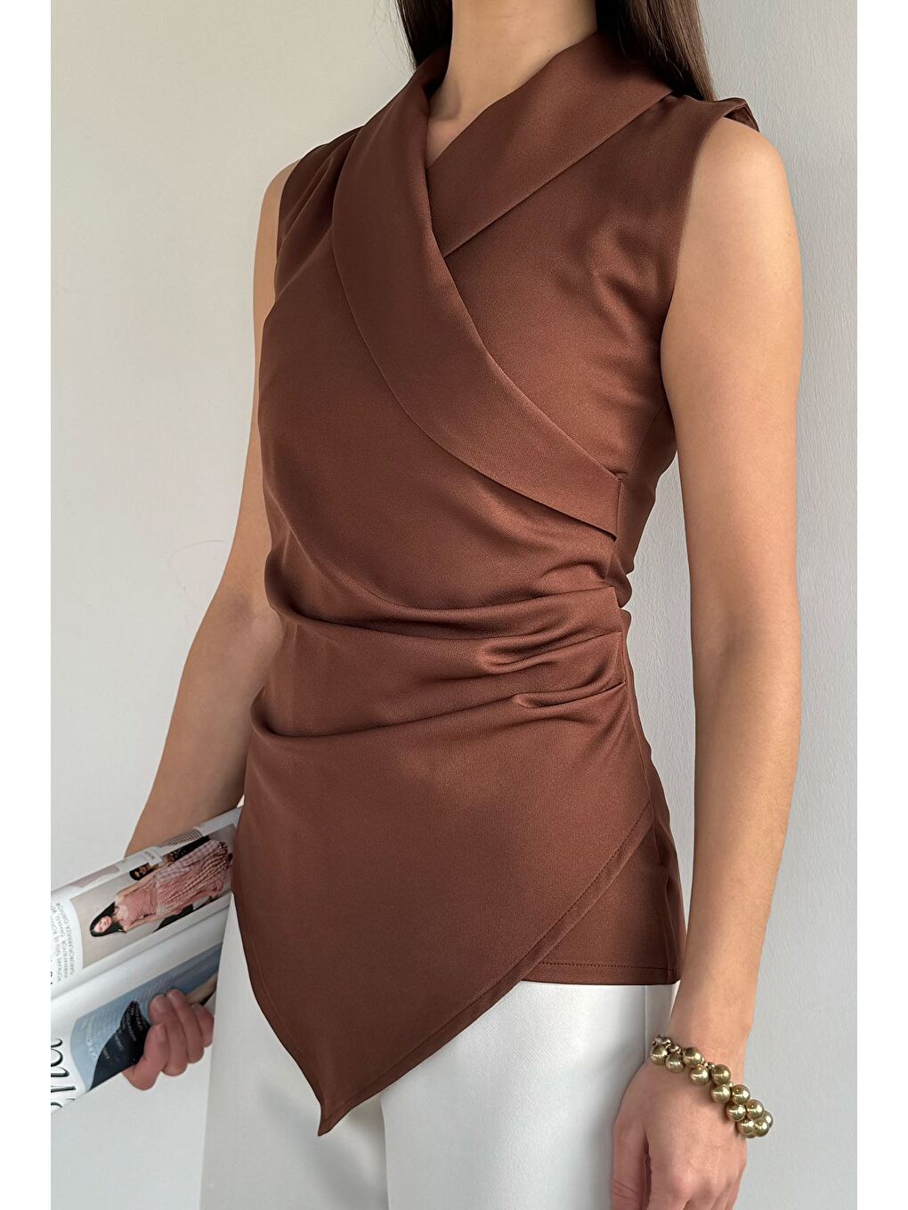 Kahverengi Kadın Kruvaze Yaka Drape Detaylı Asimetrik Bluz-2