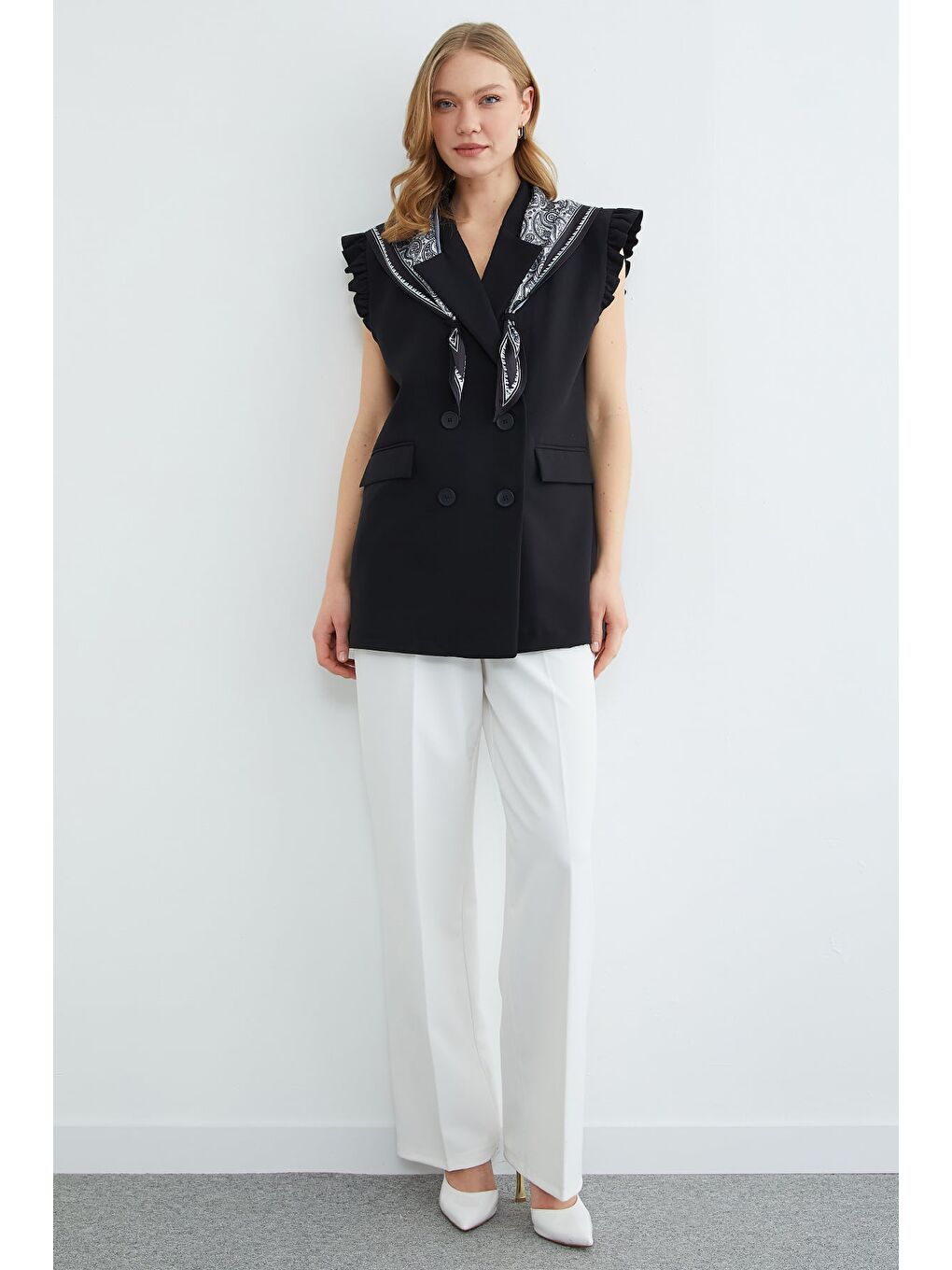 Siyah Fular Detaylı Omuz Fırfırlı Blazer Yelek-1