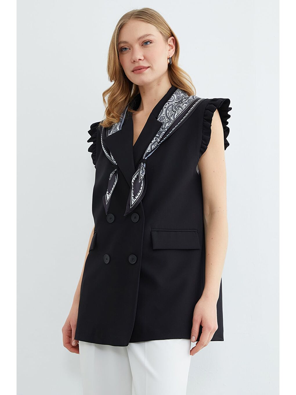 Siyah Fular Detaylı Omuz Fırfırlı Blazer Yelek-2