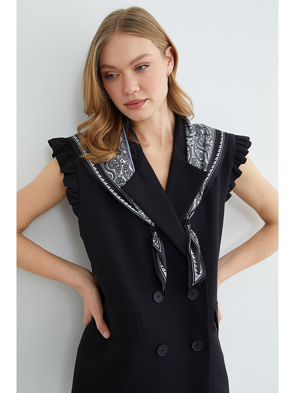 Siyah Fular Detaylı Omuz Fırfırlı Blazer Yelek-3