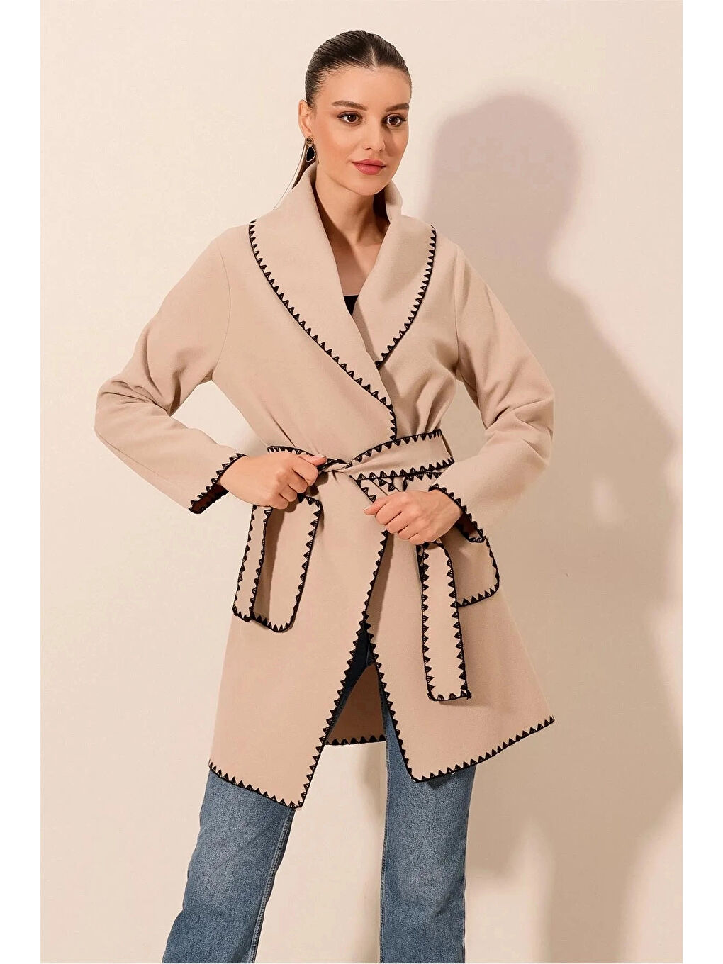 Kadın Bej Nakış Detaylı Beli Kuşaklı Düğmesiz Astarsız Kaşe Kaban HZL24W-BD191301