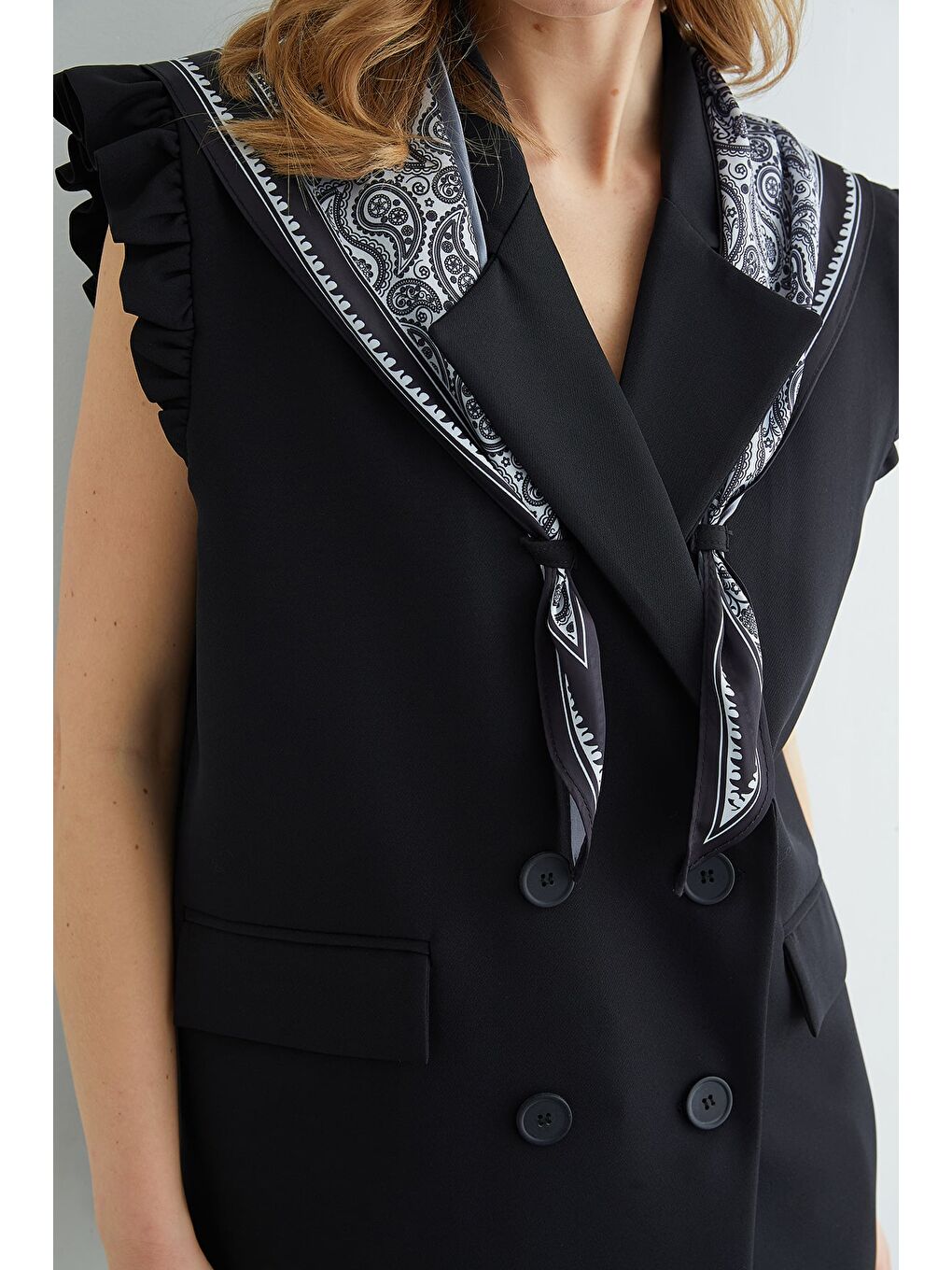 Siyah Fular Detaylı Omuz Fırfırlı Blazer Yelek-4