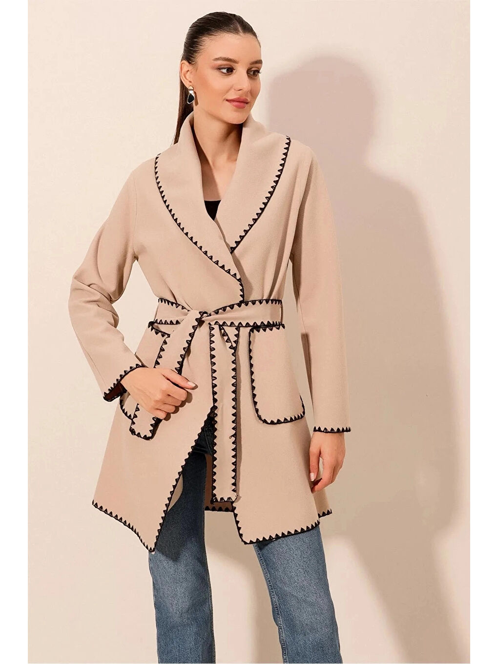 Kadın Bej Nakış Detaylı Beli Kuşaklı Düğmesiz Astarsız Kaşe Kaban HZL24W-BD191301-1