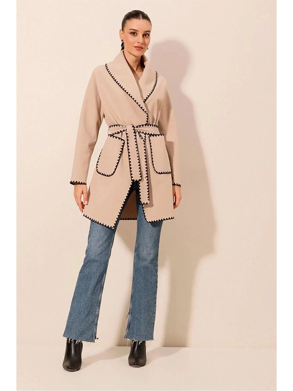 Kadın Bej Nakış Detaylı Beli Kuşaklı Düğmesiz Astarsız Kaşe Kaban HZL24W-BD191301-2