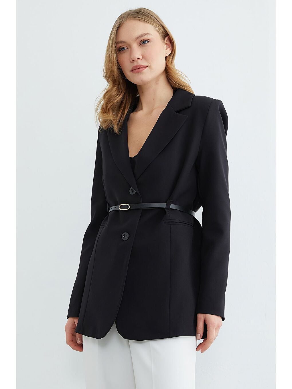 Siyah Kemerli Omuz Vatkalı Blazer Ceket-2