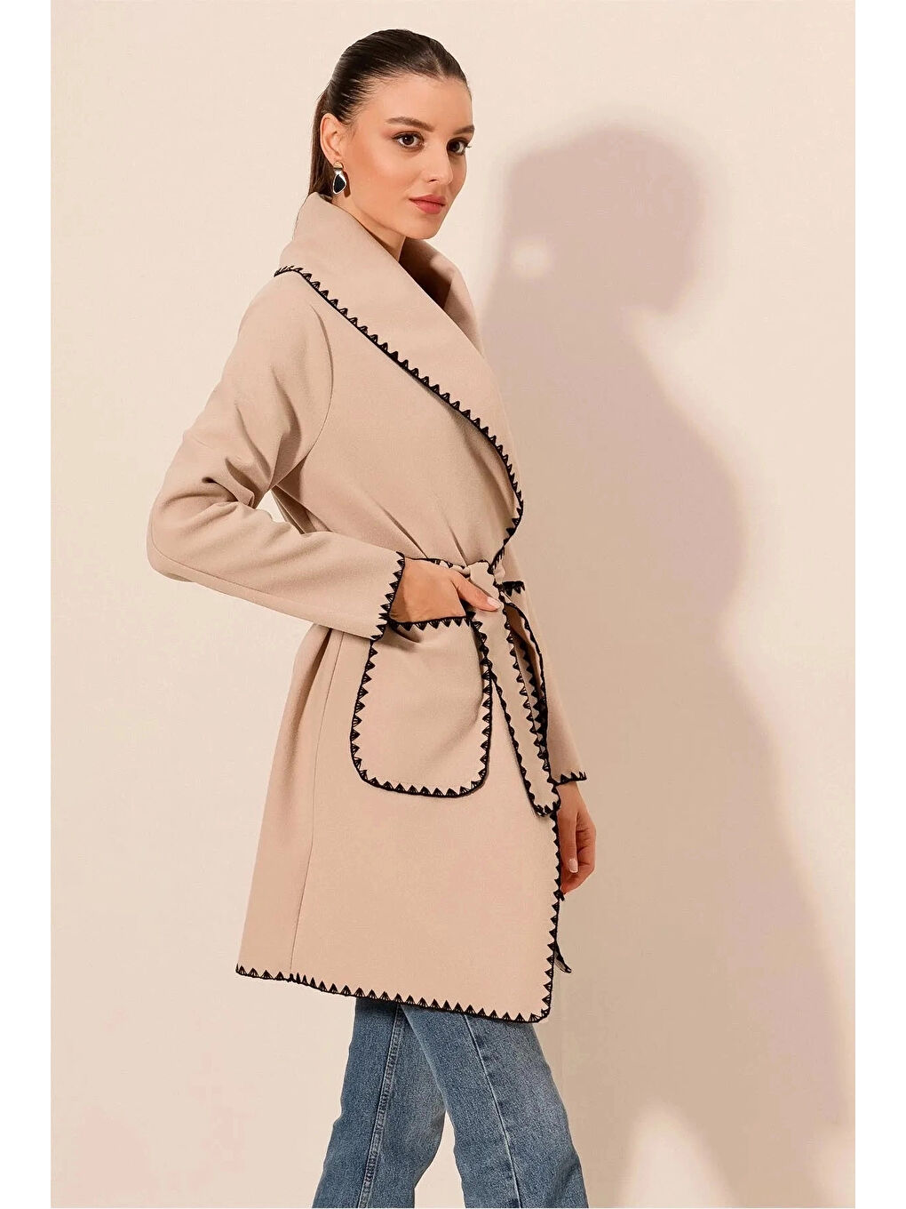 Kadın Bej Nakış Detaylı Beli Kuşaklı Düğmesiz Astarsız Kaşe Kaban HZL24W-BD191301-4