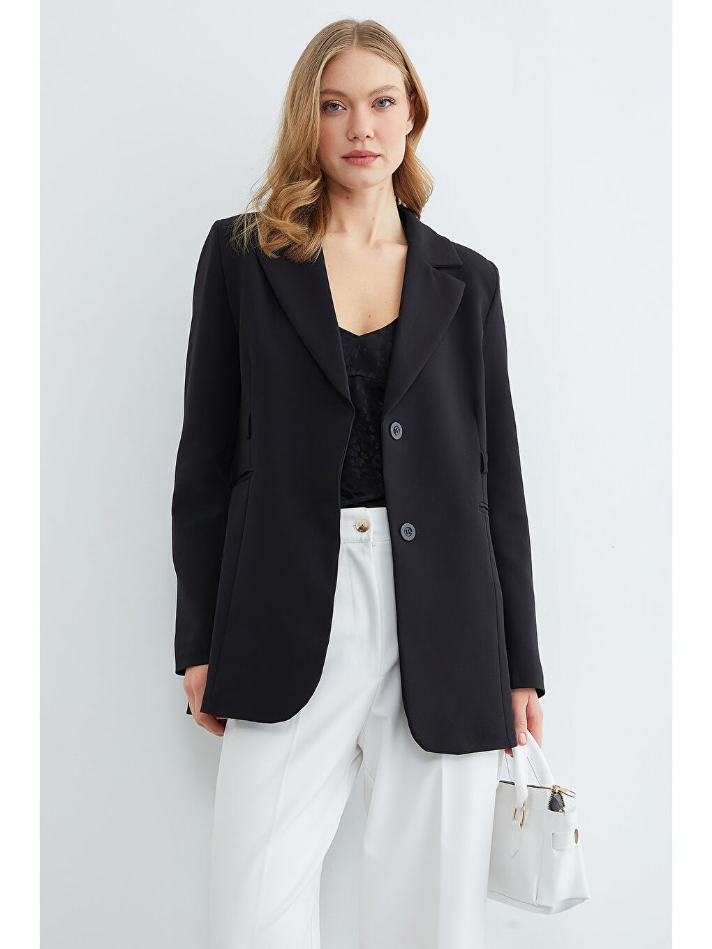 Siyah Kemerli Omuz Vatkalı Blazer Ceket-4