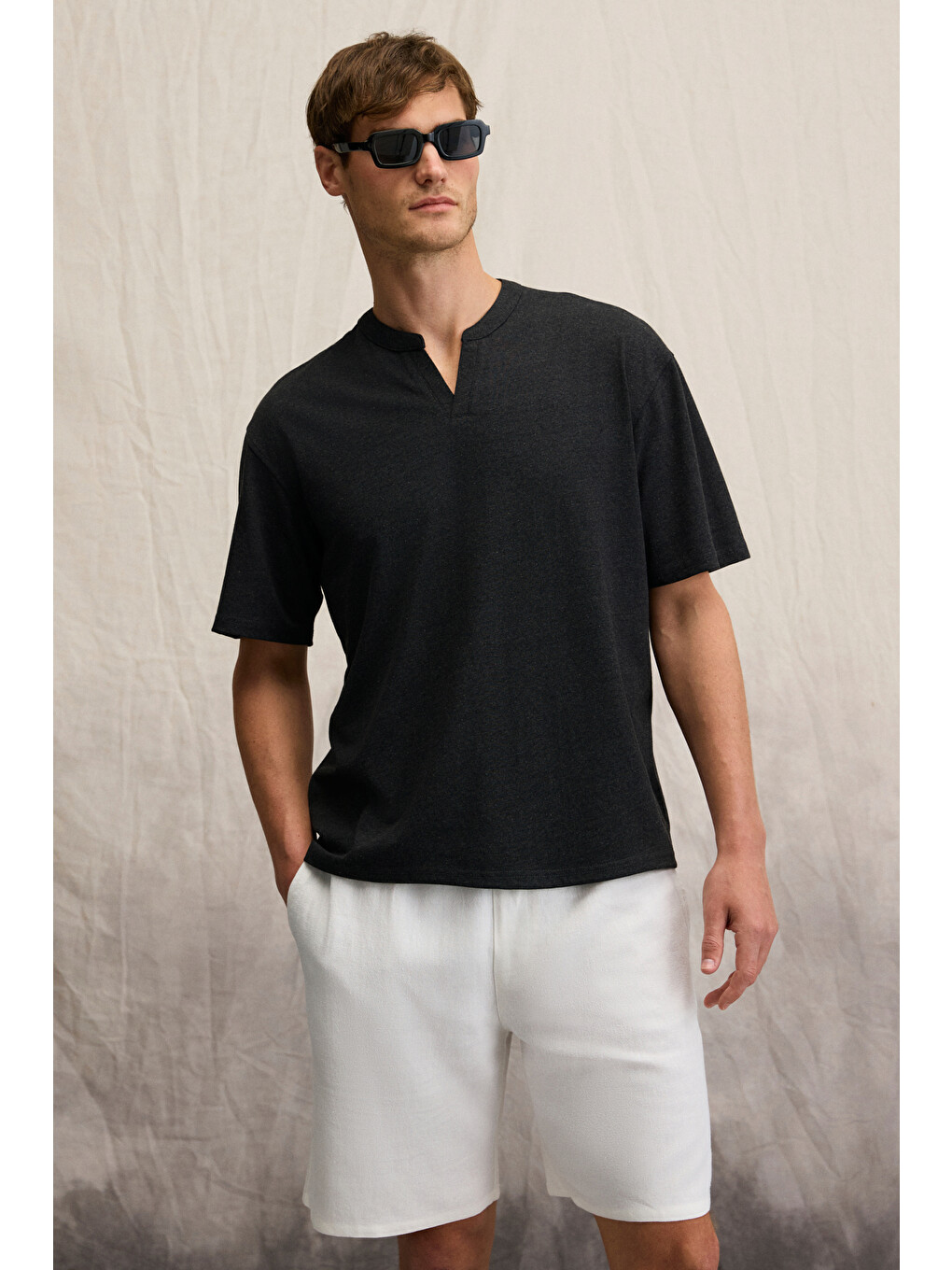 Tuomo Erkek Hakim Yaka Kısa Patlı Kısa Kollu Relaxed Fit Siyah T-shirt