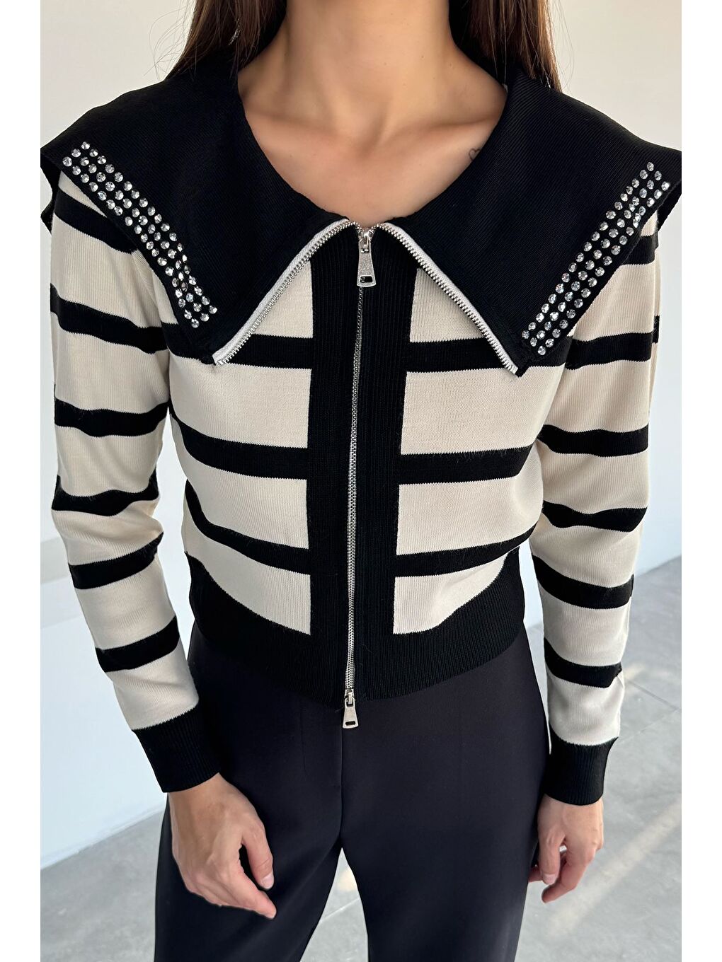 Siyah Yaka Detaylı Çizgili Triko Hırka (s,m,l Uyumludur)